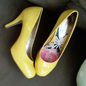 Steve Madden smooth yellow Mary Jane pumps